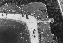 842690 Luchtfoto van een gedeelte van de recreatieplas in het recreatiegebied De Maarsseveense Plassen te Maarssen, ...